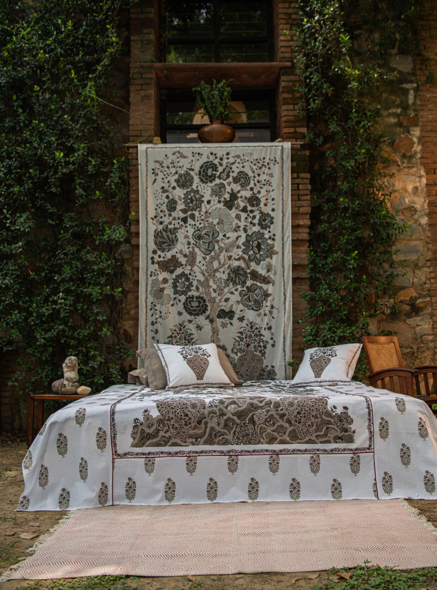 Printed Bed Cover : Tree of Life Graphite Sheeting