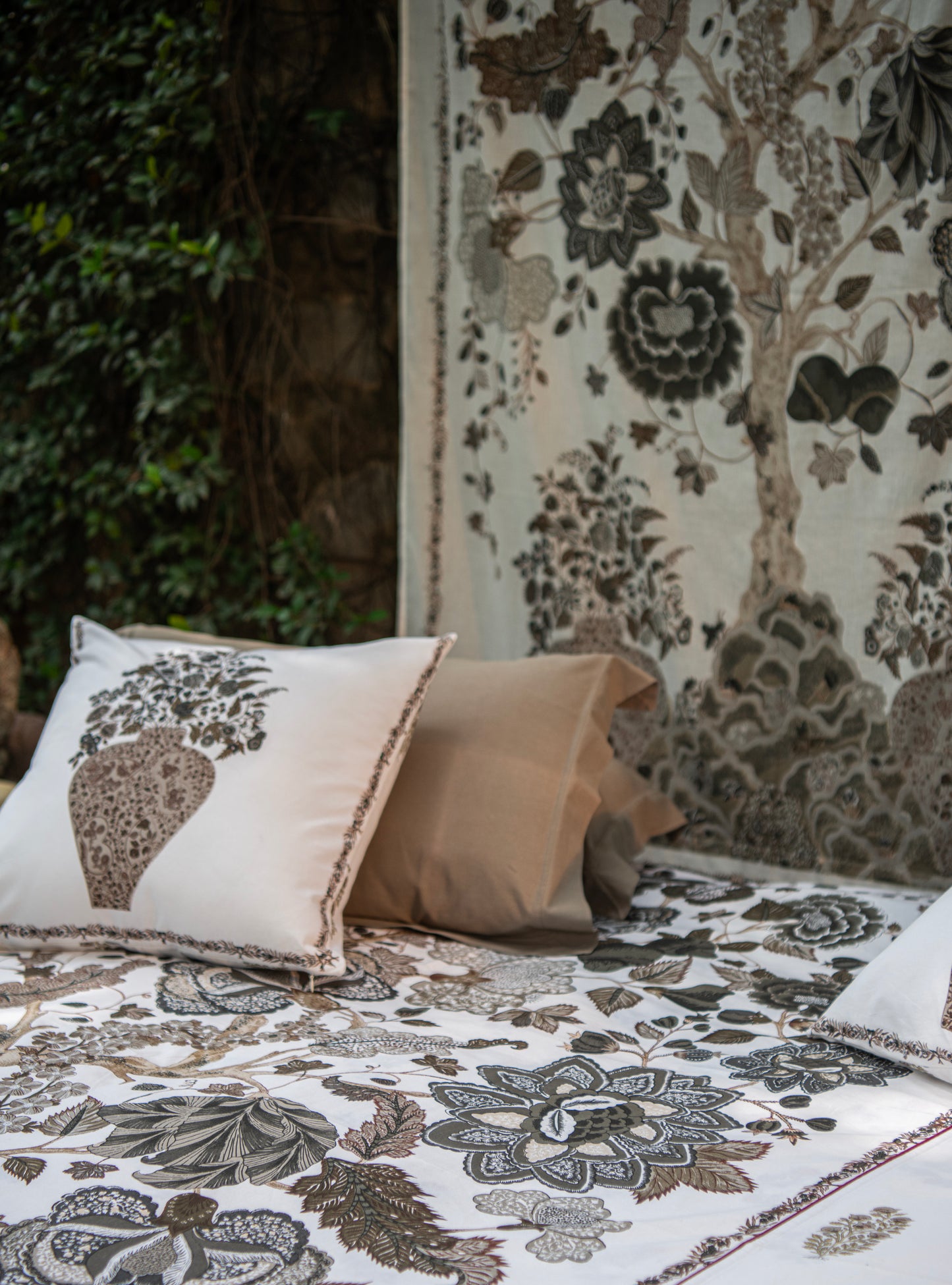 Printed Bed Cover : Tree of Life Graphite Sheeting