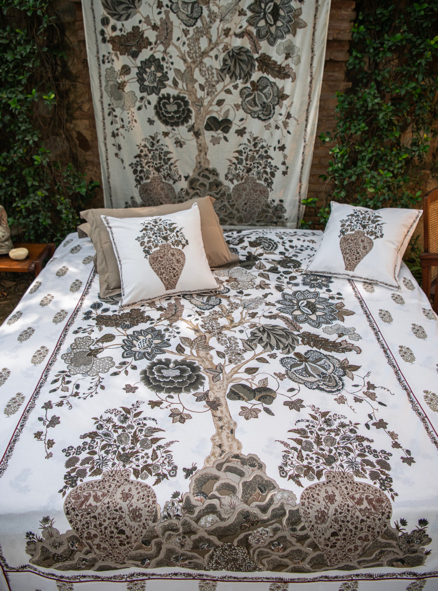Printed Bed Cover : Tree of Life Graphite Sheeting