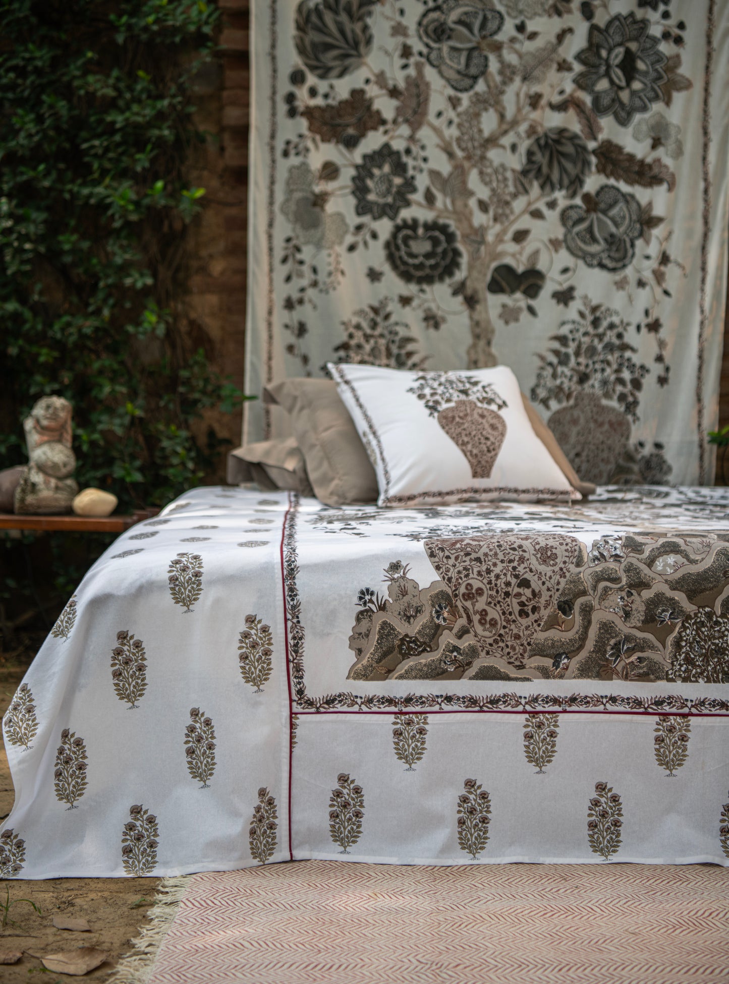Printed Bed Cover : Tree of Life Graphite Sheeting