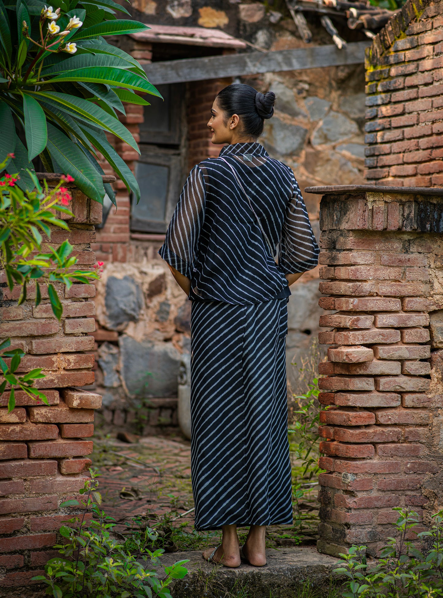 Bisou Shrug : Leheriya Black Kota Cotton