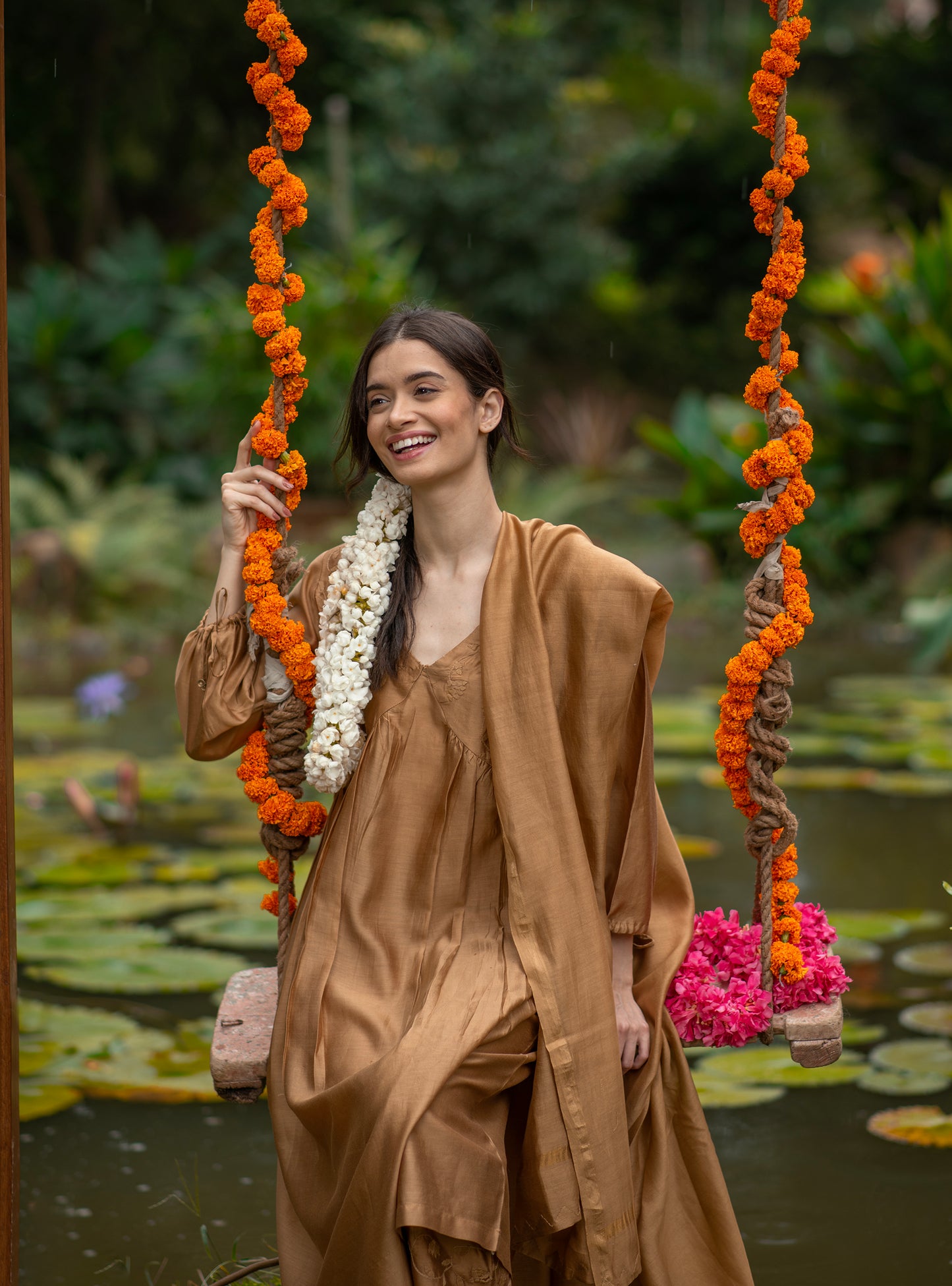 Dupatta : Hand Applique Gold Chanderi