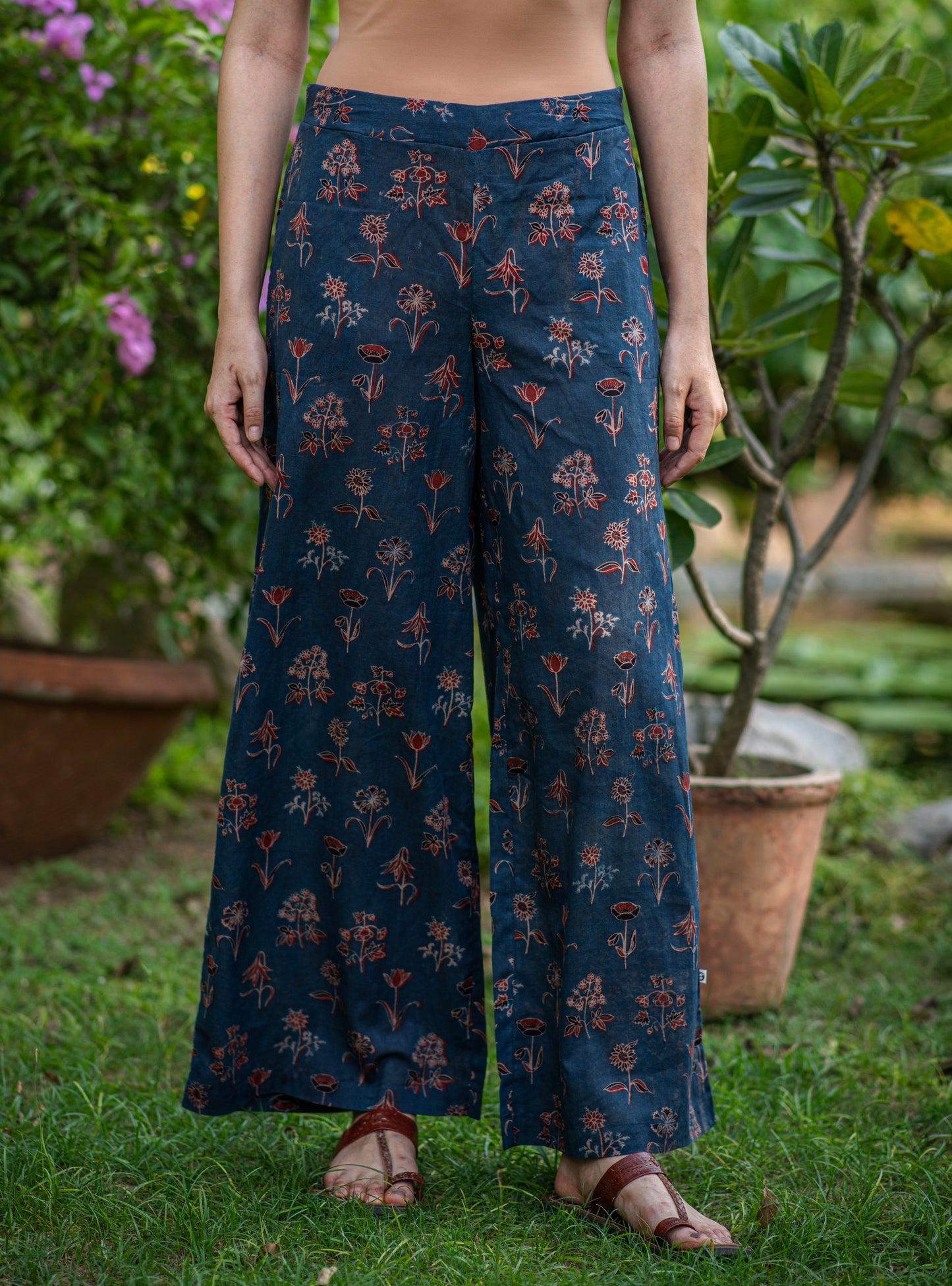 Ellie Pant : Ajrakh Veena Indigo Voile