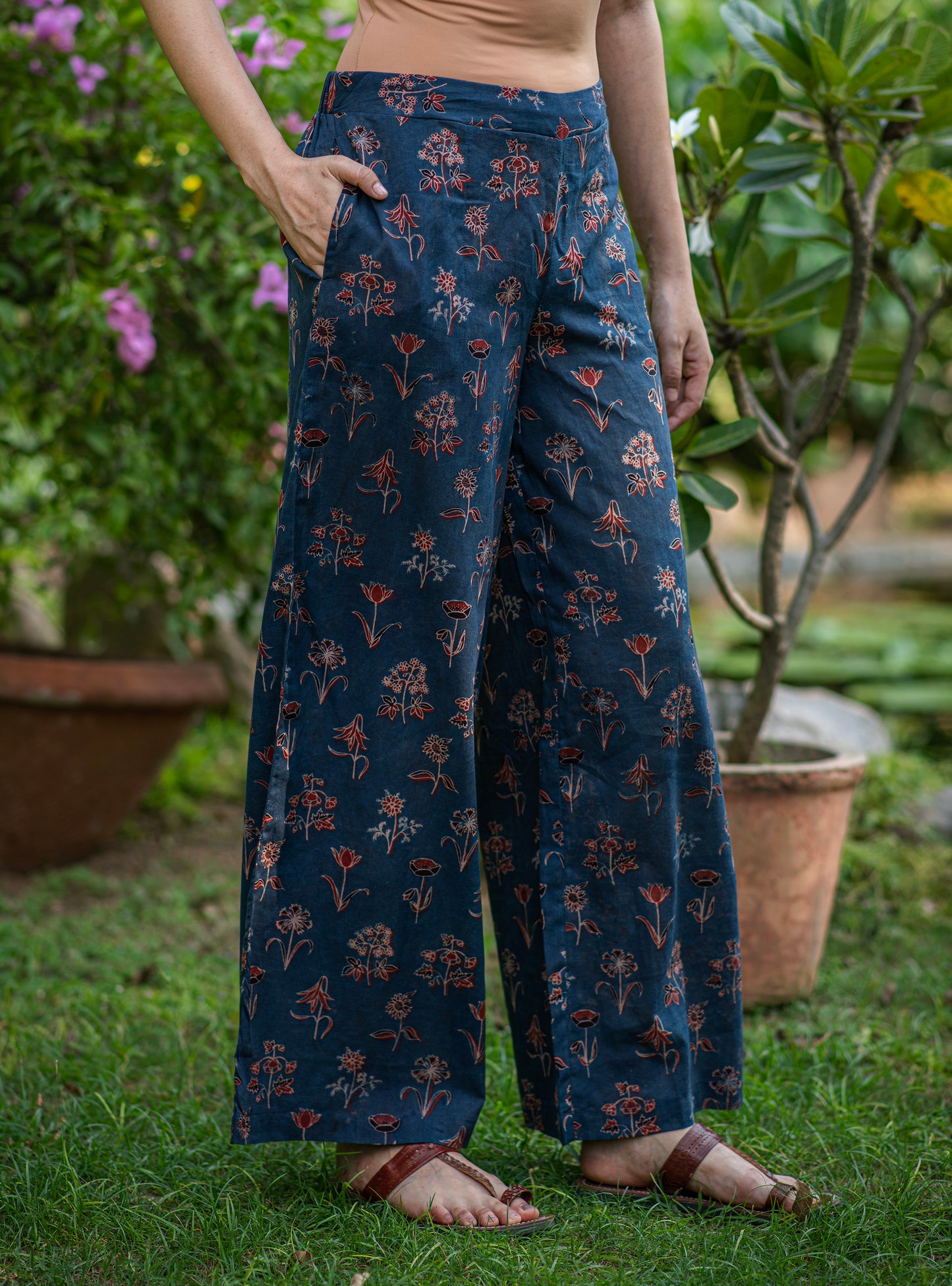 Ellie Pant : Ajrakh Veena Indigo Voile