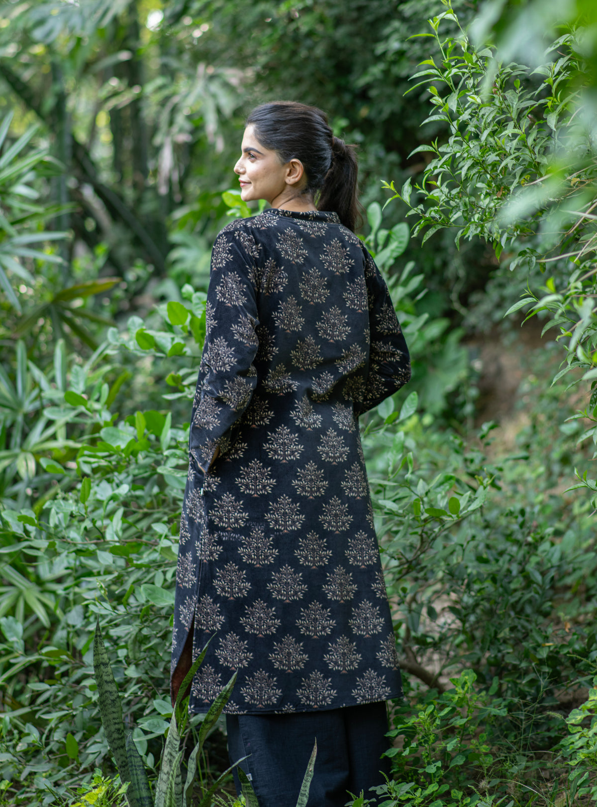 Long Jacket : Daunee Buti Black Velvet