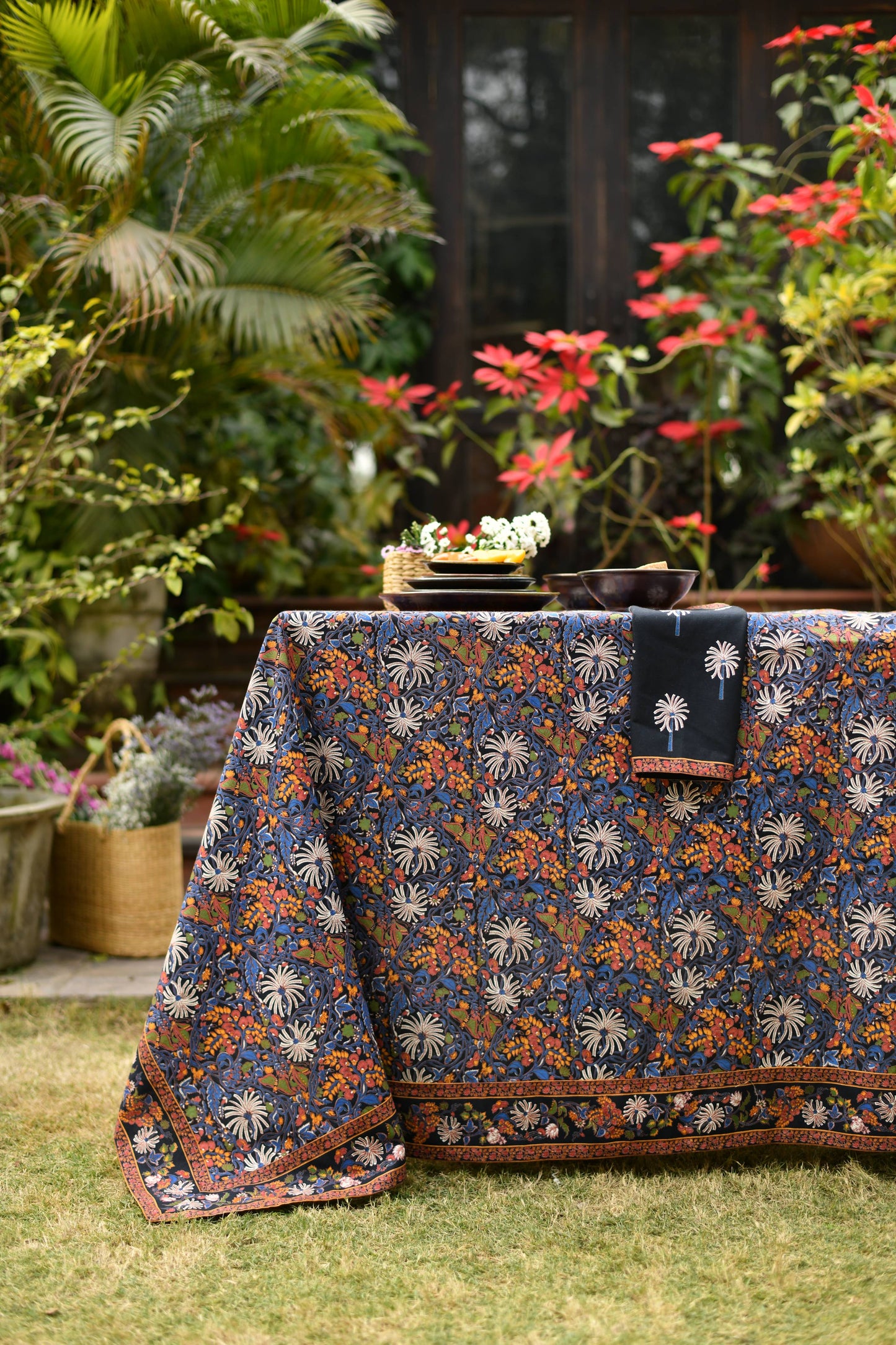 Printed Table Cloth : Palm Black Sheeting